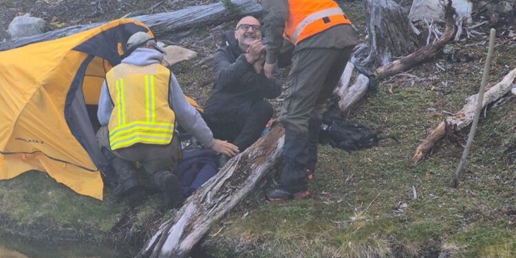 Final feliz en los Dientes de Navarino: rescatan con vida a turista brasileño extraviado en Puerto Williams