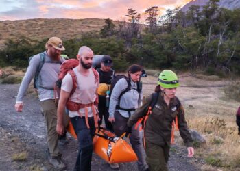 Carabineros rescata a turista con presunta apendicitis en Torres del Paine