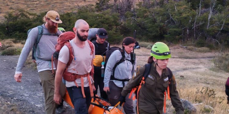 Carabineros rescata a turista con presunta apendicitis en Torres del Paine