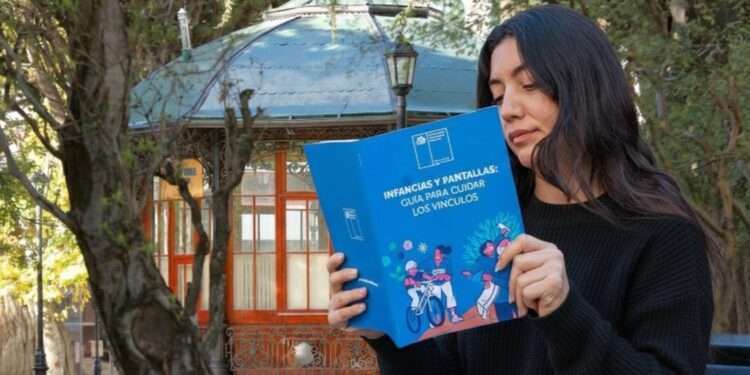 Subsecretaría de educación parvularia presenta orientaciones sobre infancias y pantallas, una guía orientadora esencial.