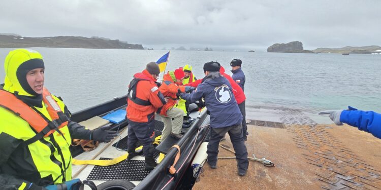 Autoridad Marítima realizó evacuación médica de pasajera desde buque polar en la Antártica