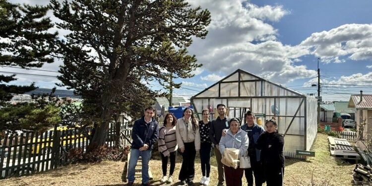 Diez familias de Punta Arenas se suman a programa de Seguridad Alimentaria para producir alimentos saludables