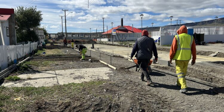 Obras de mejoramiento vial en Cerro Castillo superan el 65% de avance y proyectan término para 2026