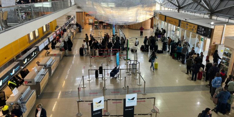 Detienen a joven por portar pistola a fogueo y municiones en el Aeropuerto de Punta Arenas