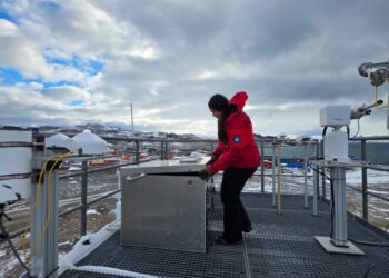 Cómo los científicos detectan la huella de los incendios forestales en la Antártica.Una cápsula antártica para seguir el rastro del humo.