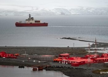 Armada de Chile en el territorio chileno Antártico, enfrentando desafíos en el continente blanco desde 1947.