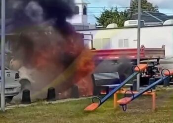 Bomberos de la Quinta Compañía controlan amago de incendio en vehículo.