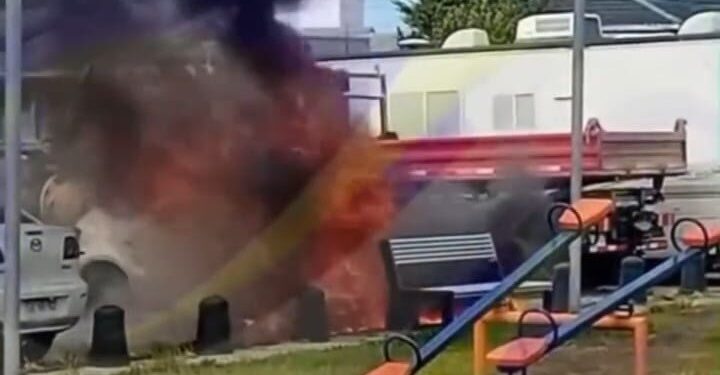 Bomberos de la Quinta Compañía controlan amago de incendio en vehículo.