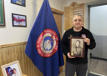 La imagen del Capitán Hugo Schmidt  primer comandante de la base antártica “Bernardo O´higgins” fue entregada al centro de asuntos antárticos del ejército.