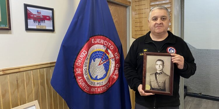 La imagen del Capitán Hugo Schmidt  primer comandante de la base antártica “Bernardo O´higgins” fue entregada al centro de asuntos antárticos del ejército.
