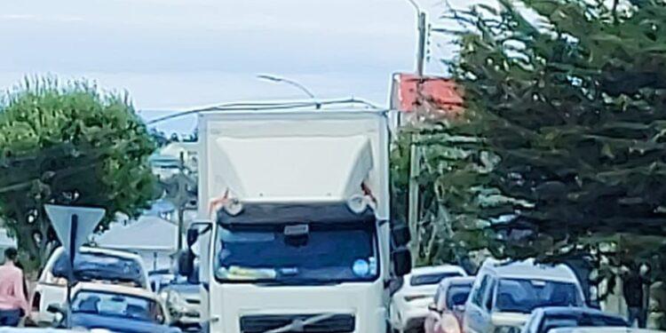 Corte de calle genera congestión vehicular en sector sur de la ciudad