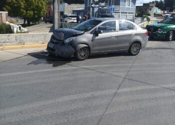 Choque en la intersección de Carrera Pinto con Lautaro Navarro deja el tránsito cortado en Punta Arenas