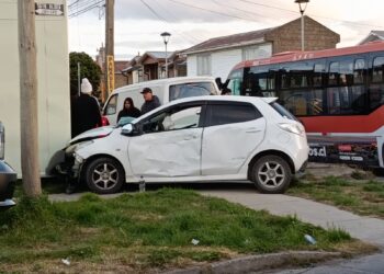Colisión y choque contra vivienda moviliza a unidades de emergencia en el Barrio Prat.
