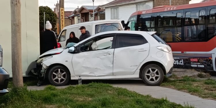 Colisión y choque contra vivienda moviliza a unidades de emergencia en el Barrio Prat.