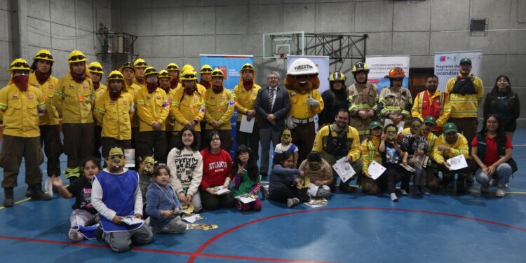CONAF y Delegación Presidencial Provincial de Tierra del Fuego homenajearon a brigadistas forestales en su día.
