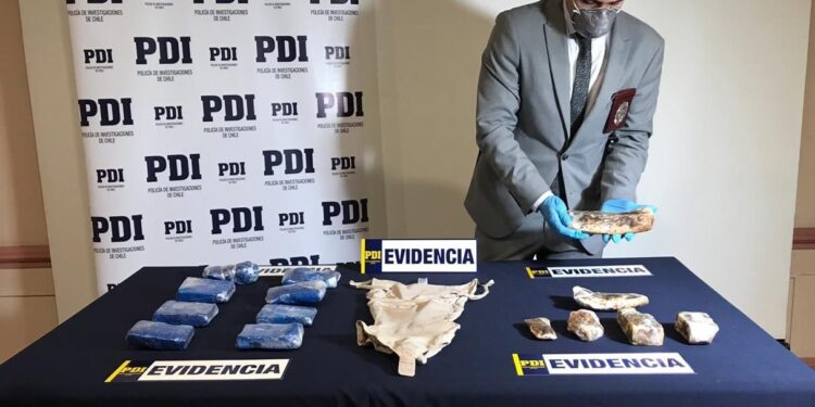 PDI materializa expulsión de ciudadana extranjera condenada por narcotráfico en Magallanes.