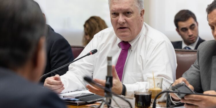 Senador Kusanovic propone transformar la formación médica en zonas extremas ante  déficit critico de profesionales.