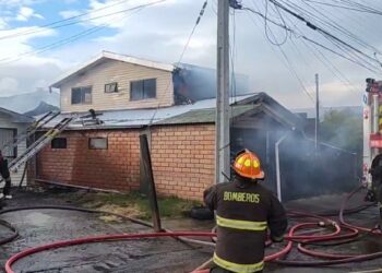 Incendio destruye vivienda de exfuncionario del Ejército en Villa Las Nieves, emergencia moviliza a varias compañías