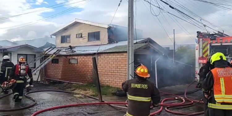 Incendio destruye vivienda de exfuncionario del Ejército en Villa Las Nieves, emergencia moviliza a varias compañías