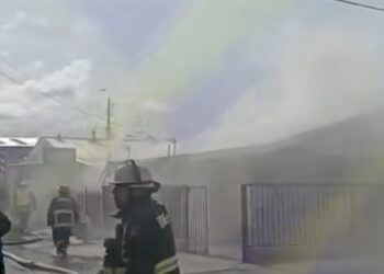 Emergencia en el sector surponiente: rápido despliegue de bomberos evitó propagación de incendio en vivienda.