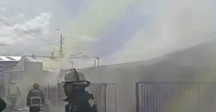 Emergencia en el sector surponiente: rápido despliegue de bomberos evitó propagación de incendio en vivienda.