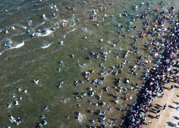 Más de mil niños desafiaron el Estrecho de Magallanes en el Chapuzón Kids 2026