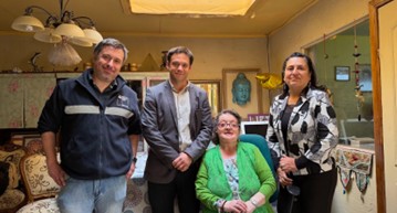 Autoridades visitaron el hogar de la señora María Cvietcovich, cuidadora principal de su hija Rocío Bahamondes, que tiene una dependencia severa desde su nacimiento.