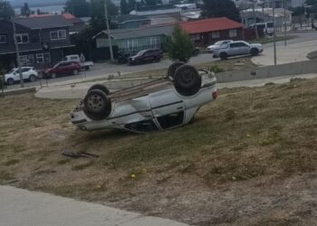 Vehículo volcó en calle Ovejero con Eusebio Lillo Puerto Natales