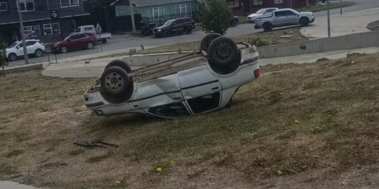 Vehículo volcó en calle Ovejero con Eusebio Lillo Puerto Natales