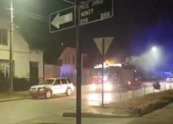 Rápida acción de Bomberos evita que incendio consumiera instalaciones de restaurante «Oriental».