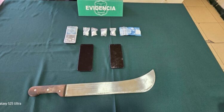 Carabineros incauta cocaína y machete tras fiscalización vehicular en Punta Arenas