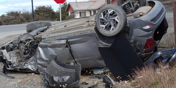 Maniobra de adelantamiento termina en violento volcamiento en la Ruta 9 Norte, con conductor lesionado.