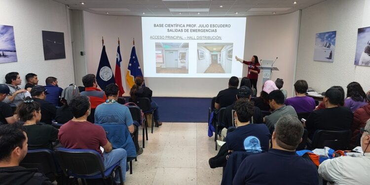 INACH realiza inducciones previas a despliegues antárticos.