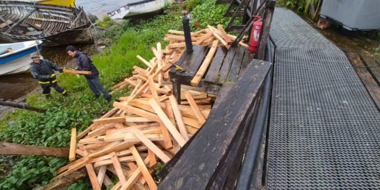 Municipalidad de Natales activa plan de empleo en Puerto Edén y constata 80% de avance en reposición de pasarelas