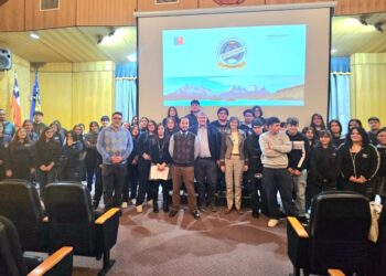 Director del Instituto Francés en Chile visita el Liceo en Puerto Natales para potenciar la enseñanza del francés.