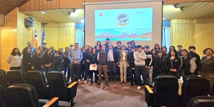 Director del Instituto Francés en Chile visita el Liceo en Puerto Natales para potenciar la enseñanza del francés.