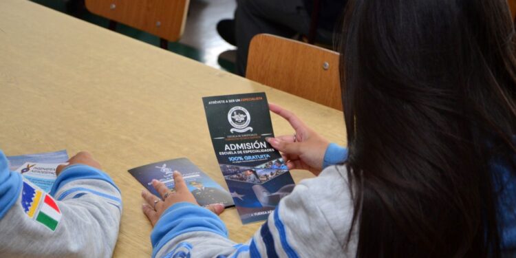 Aviadores de la IVª Brigada Aérea realizan charla vocacional en liceo de Punta Arenas