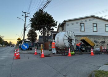 Aguas Magallanes anuncia trabajos diurnos y nocturnos para rehabilitación de colectores en Punta Arenas