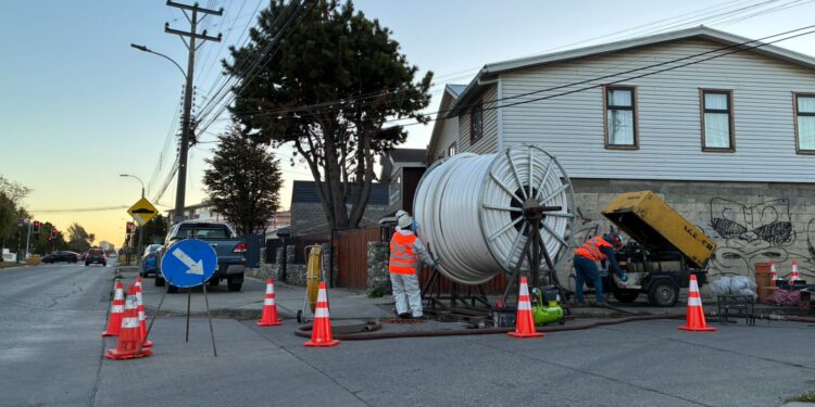 Aguas Magallanes anuncia trabajos diurnos y nocturnos para rehabilitación de colectores en Punta Arenas