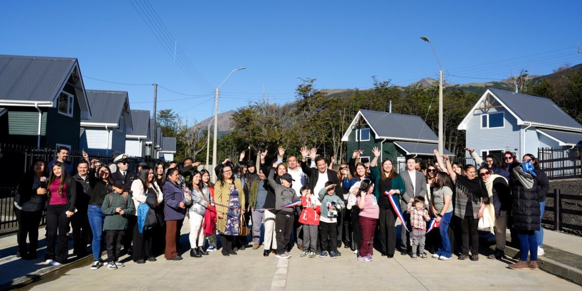 45 familias reciben las llaves de sus nuevas viviendas en Villa Altos de Cabo de Hornos