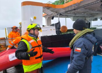 Ambipar realizó ejercicio de combate a la contaminación en bahía Fildes.