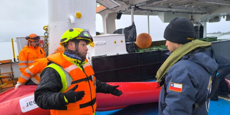 Ambipar realizó ejercicio de combate a la contaminación en bahía Fildes.