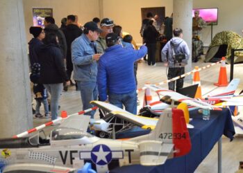 Fuerza Aérea acerca su labor a la comunidad con exposición interactiva en Punta Arenas