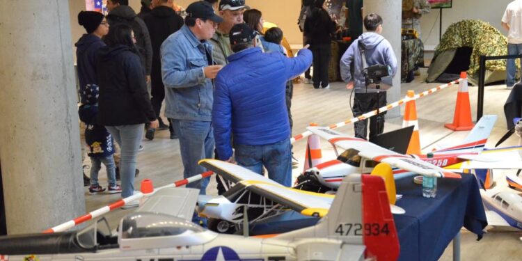 Fuerza Aérea acerca su labor a la comunidad con exposición interactiva en Punta Arenas