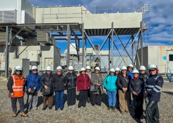 Dirigentas vecinales visitan Central Tres Puentes de EDELMAG, en el mes de la mujer.