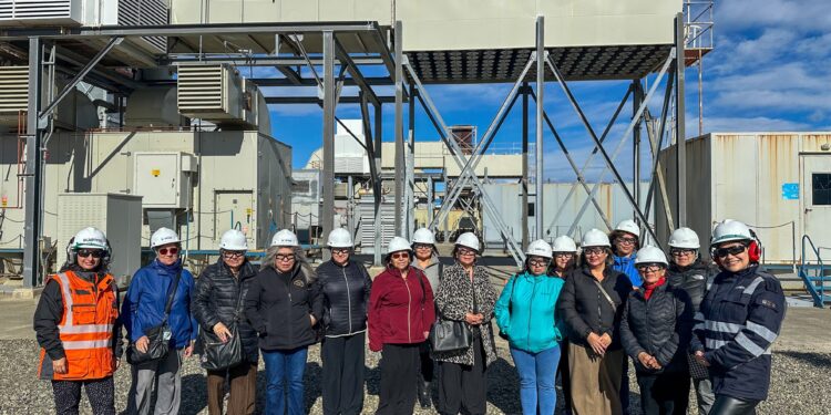 Dirigentas vecinales visitan Central Tres Puentes de EDELMAG, en el mes de la mujer.
