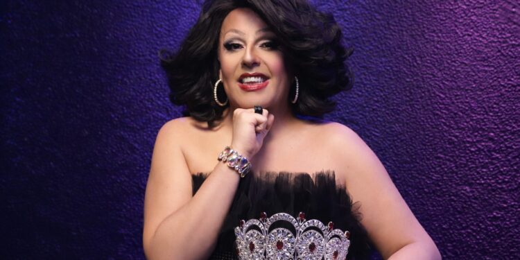 Asskha Sumathra, Humorista transformista que brilló en Viña 2026 esta noche en Dreams Punta Arenas