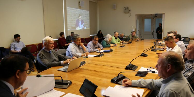 Consejo Regional rechaza millonario proyecto de internet para zonas aisladas y aprueba mejoramiento vial en Punta Arenas
