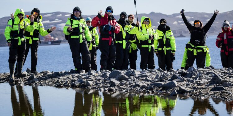 Estudiantes chilenos viven inolvidable expedición científica en la Antártica tras ganar Feria Antártica Escolar