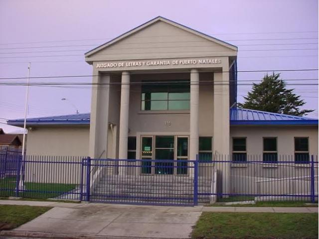 Turistas japoneses deberán donar $30 millones a Bomberos y no podrán regresar a Chile por encender fogata en Torres del Paine